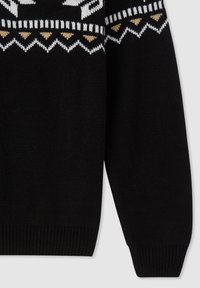 Czarny sweter z dzianiny z ribbami przy mankietach, ozdobiony białymi i złotymi geometrycznymi wzorami w górnej części. Miękka tekstura, regularny krój.