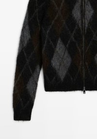 Cardigan argyle in nero e grigio, realizzato in materiale morbido, con chiusura frontale con zip e orlo a costine. Presenta maniche lunghe.