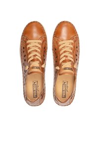 Chaussures en cuir marron avec un motif perforé, lacets beiges et un subtil détail de couture. Intérieur doux et texturé avec le logo sur la semelle intérieure.