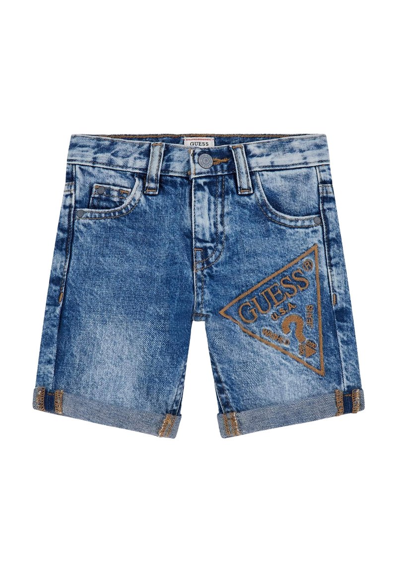 Pantalones cortos de mezclilla en azul claro, con un dobladillo doblado y un logotipo triangular bordado en marrón. Diseño de cinco bolsillos con cierre de botón metálico.
