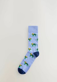 Chaussettes bleues avec des motifs de dinosaures verts et des accents jaunes, talon et pointe bleu marine, bord côtelé et texture lisse.