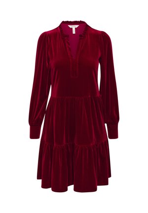 Vestido de terciopelo rojo con un diseño en capas, mangas largas abullonadas y un escote en V profundo; presenta detalles fruncidos en el cuello y las mangas.