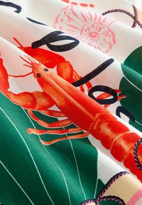 Baumwollstoff mit einer lebendigen roten Hummerillustration auf weißem Hintergrund, umgeben von grünen Blättern und dunklem Text. Glatte Textur und farbenfrohes Design.