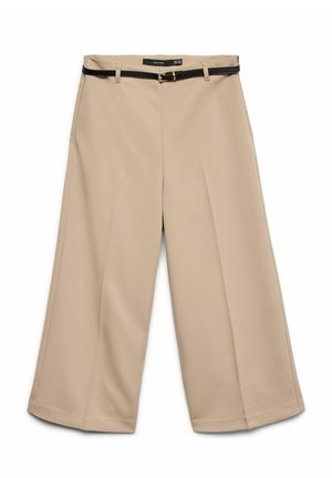 Pantaloni beige a gamba larga, alla caviglia, con passanti per cintura e una cintura nera sottile con fibbia dorata, mostrati distesi su uno sfondo bianco.