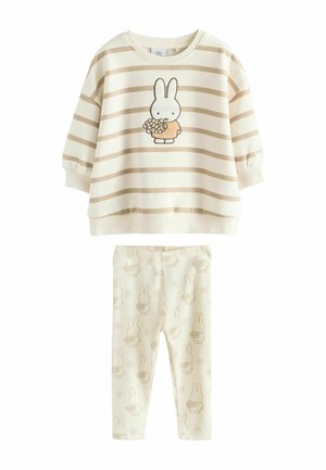 Zweiteiliger Baby-Look mit einem beigen und cremefarbenen gestreiften Pullover mit einem Hasenmotiv und passenden cremefarbenen Leggings mit Hasenmuster.