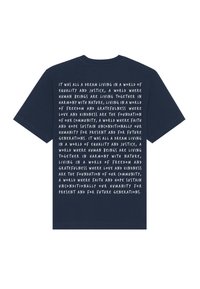 Camiseta de algodón azul marino con texto blanco en la parte posterior, que presenta un mensaje poético centrado en la igualdad, la justicia y los valores comunitarios.