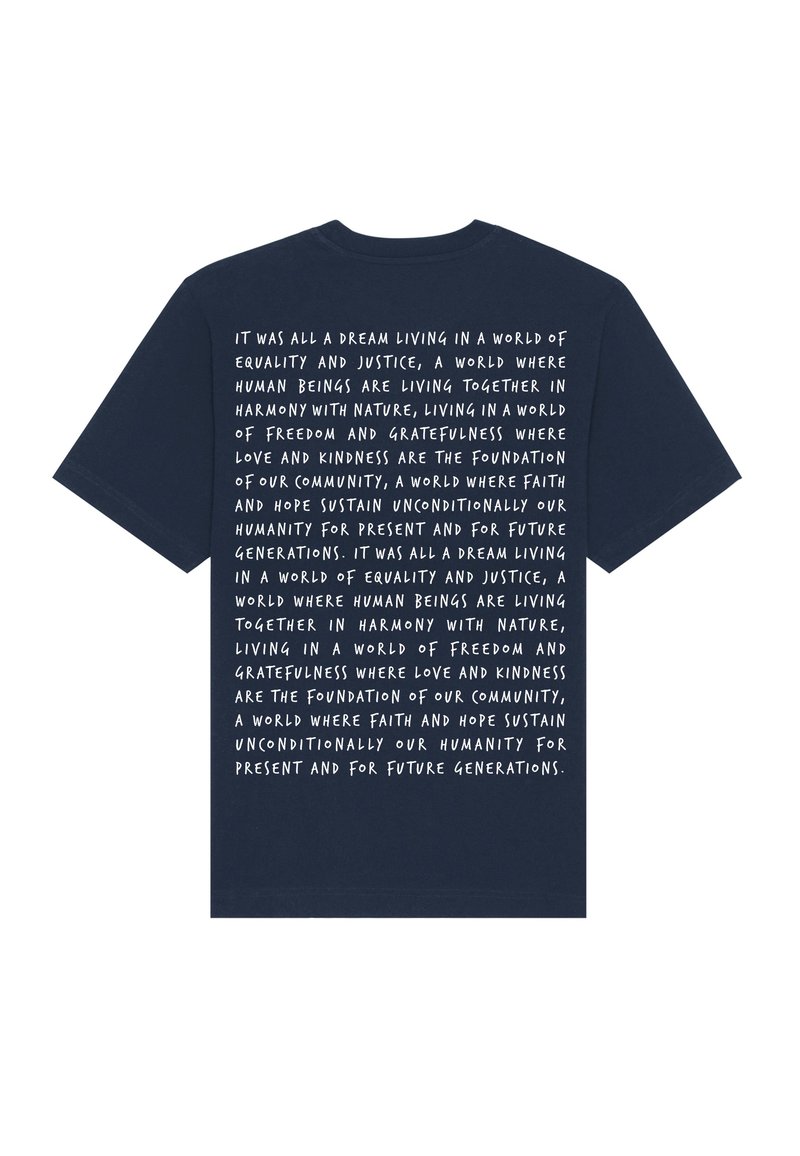 Camiseta de algodón azul marino con texto blanco en la parte posterior, que presenta un mensaje poético centrado en la igualdad, la justicia y los valores comunitarios.