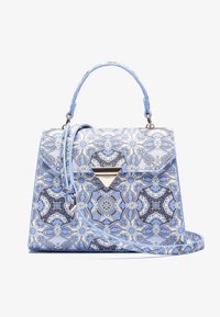 Sac à main bleu à motifs avec des dessins floraux et géométriques complexes. Fabriqué en matériau texturé avec une poignée supérieure et une bandoulière amovible.