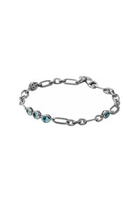 Pulsera de cadena de plata que presenta cuatro piedras preciosas azules en eslabones circulares, alternando con eslabones alargados y abiertos. Incluye cierre de gancho.