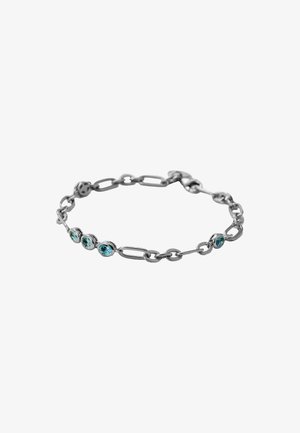 Pulsera de cadena de plata que presenta cuatro piedras preciosas azules en eslabones circulares, alternando con eslabones alargados y abiertos. Incluye cierre de gancho.