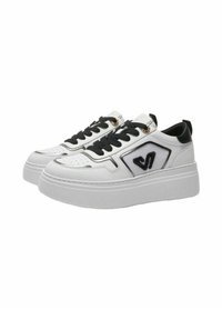 Sneaker platform bianchi e neri con una tomaia testurizzata, caratterizzate da lacci neri, un dettaglio con zip e un logo stilizzato sul lato.