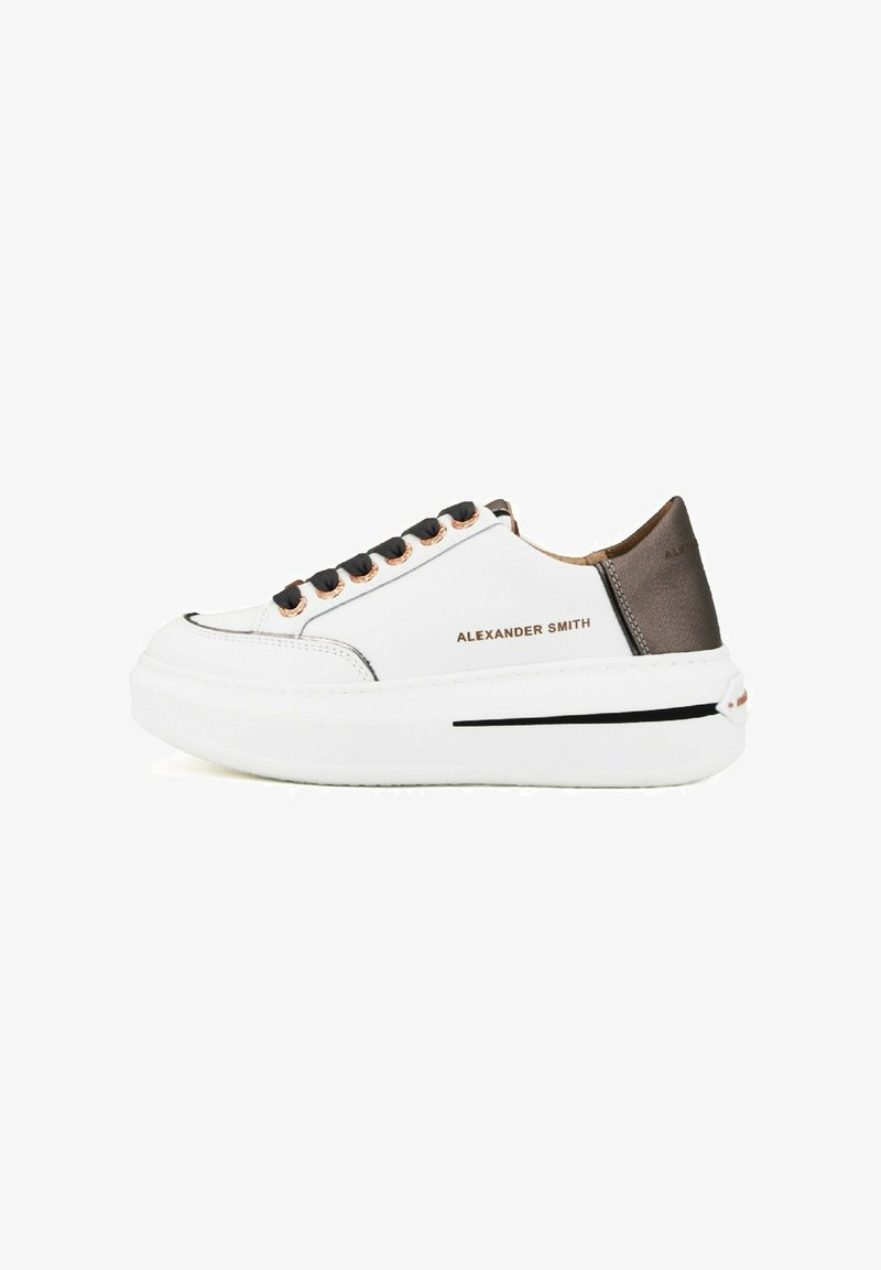 Sneaker bianco con lacci neri, occhielli in oro rosa e dettaglio del tallone marrone. Presenta una suola spessa con una striscia nera e il logo sul lato.
