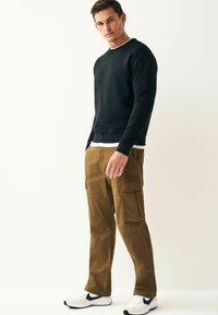Next REGULAR FIT STRAIGHT LEG STRETCH - Chino hlače - tan brown