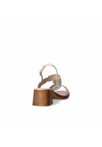 Sandal in pelle beige con cinturino alla caviglia regolabile, punta aperta e tacco in legno basso. Presenta una suola testurizzata e accenti di design sottili.