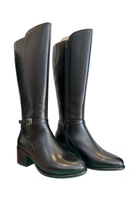 Stivali neri in pelle al ginocchio con texture liscia, punta quadrata e tacco a blocco. Presentano una cerniera laterale e una cinghia decorativa alla caviglia.