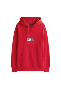 Sudadera roja con capucha, con bolsillo frontal y logo impreso "Tommy Hilfiger 1985" en azul marino, blanco y rojo en el pecho.