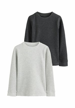 To langærmede t-shirt i vaffelstrik, den ene lysegrå foran og den anden mørkegrå bagved, begge med rund halsudskæring og ribkant ved ærmekanten.