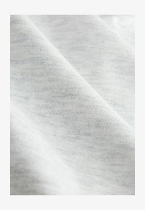 Tessuto di cotone grigio chiaro con una superficie morbida e testurizzata, che mostra sottili variazioni nel tono e nella trama. Ideale per l'abbigliamento casual.