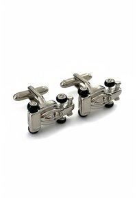 Gemelos en tono plateado con forma de coches vintage, con ruedas negras y detalles de piedras transparentes, acabado pulido y cierre de bala.