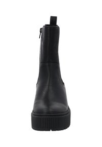 Mustat nahkaiset nilkkurit, joissa on sileä pinta, sivuvetoketju ja teksturoitu kumipohja. Ominaisuuksiin kuuluu pyöristetty varvas ja vetotappi takana.