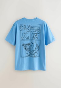 Blå T-shirt med svarta serietidningsillustrationer av Mr. Grumpy som håller en tidning, står i regnet med ett paraply och fnyser med armarna i kors.