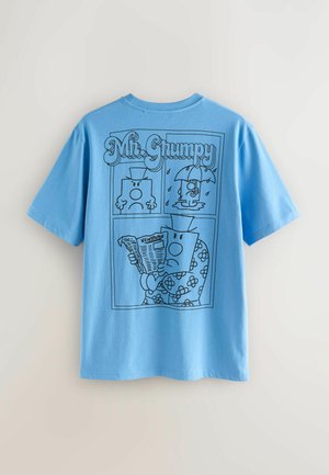 Tricou bleu cu ilustrații negre în stil comic ale lui Mr. Grumpy ținând un ziar, stând în ploaie cu o umbrelă și făcând o față supărată cu brațele încrucișate.