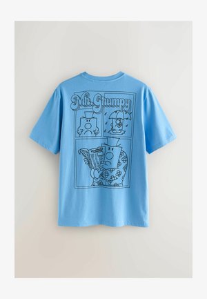 Blaues T-Shirt mit schwarzen Comic-Illustrationen von Mr. Grumpy, der eine Zeitung hält, im Regen mit einem Regenschirm steht und mit verschränkten Armen mürrisch schaut.