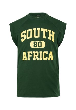 Camiseta sin mangas verde con texto amarillo que dice "SOUTH 80 AFRICA" en negrita y estilo universitario en el centro delantero.