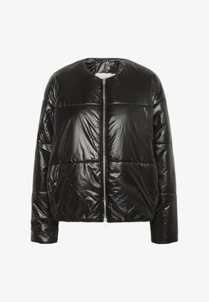 Must läikiva viimistlusega puffer-jakk, ümar kaelus ja ees lukuga. Omadused hulknurkne siluett ja õmmeldud paneelide disain.