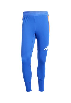 Blauwe sportleggings van rekbaar materiaal, met een slim fit, oranje accenten aan de zijkanten en een wit logo op de onderkant van het been.