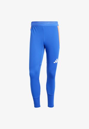 Blauwe sportleggings van rekbaar materiaal, met een slim fit, oranje accenten aan de zijkanten en een wit logo op de onderkant van het been.
