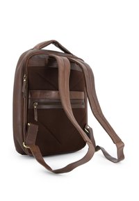 Brun læderrygsæk med polstrede stropper, mesh-detaljer, flere lynlåslommer og en struktureret form for holdbarhed og stil.