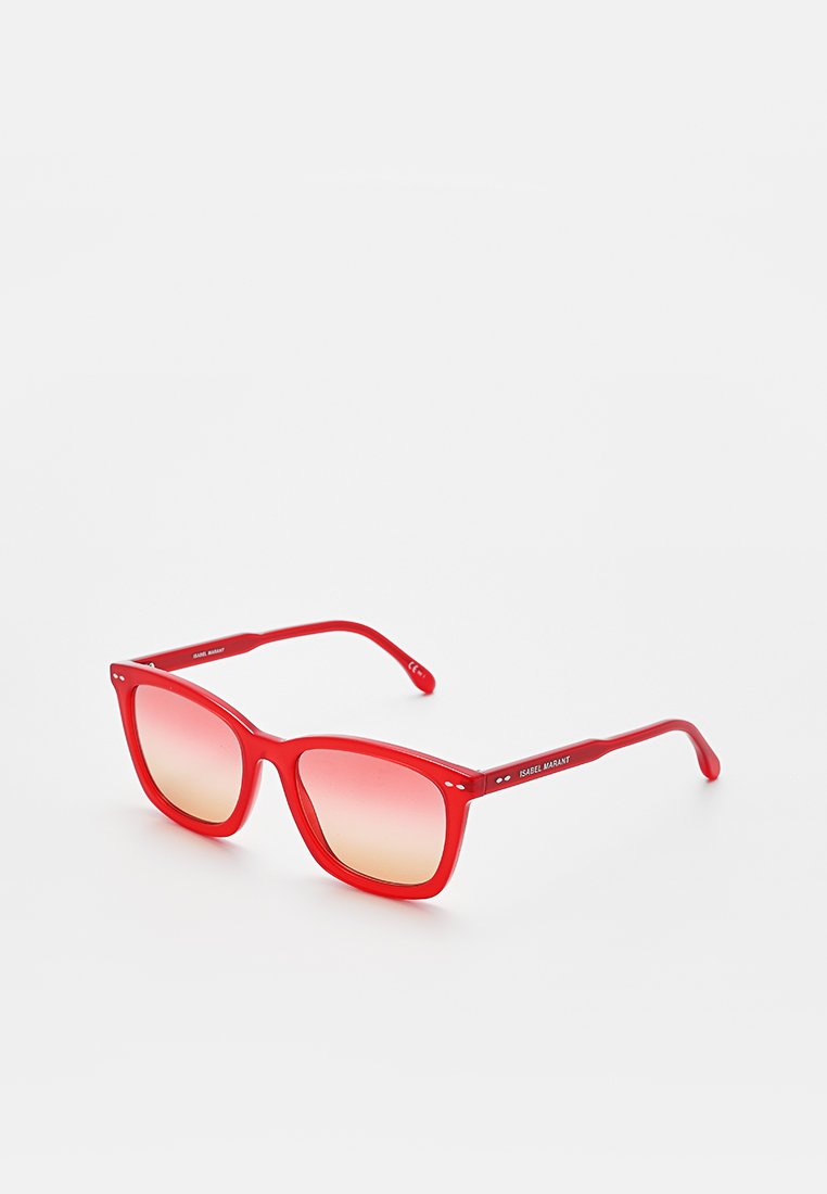 Czerwone plastikowe okulary przeciwsłoneczne o kwadratowych oprawkach i gradientowych soczewkach przechodzących od jasnoróżowego do czerwonego. Boczna strona posiada subtelne detale marki.