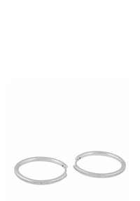 Silver hoops med en slank design, med en diamantliknande dekoration längs kanten för extra glans och elegans.