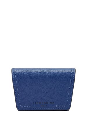 Blau genarbte Lederbörse mit einem dreieckigen Klappendesign, das kontrastierende Nähte und ein schwarzes, geprägtes Logo auf der Vorderseite aufweist.