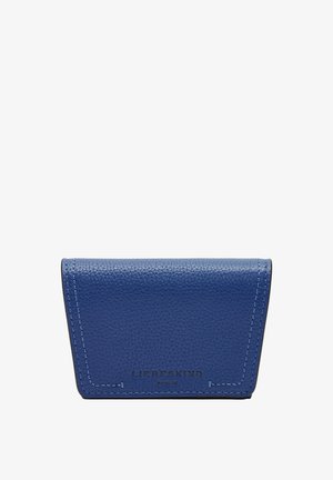 Portefeuille en cuir texturé bleu avec un design à rabat triangulaire, présentant des coutures contrastées et un logo noir en relief à l'avant.