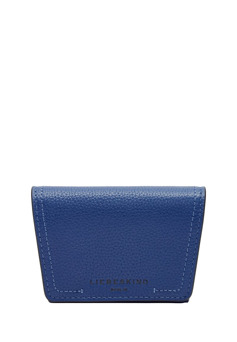 Portefeuille en cuir texturé bleu avec un design à rabat triangulaire, présentant des coutures contrastées et un logo noir en relief à l'avant.