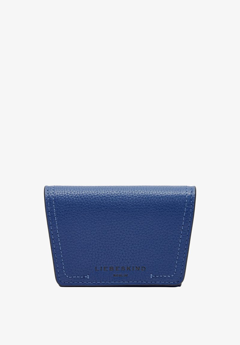 Blau genarbte Lederbörse mit einem dreieckigen Klappendesign, das kontrastierende Nähte und ein schwarzes, geprägtes Logo auf der Vorderseite aufweist.