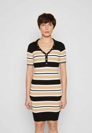 Abito in maglia con strisce orizzontali in nero, bianco e beige, dotato di un collo e bottoni decorativi in tono oro. Design aderente.