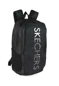 Mochila negra hecha de un tejido duradero, con un gran compartimento frontal, correas acolchadas, bolsillo lateral de malla y un logotipo reflectante de "SKECHERS".