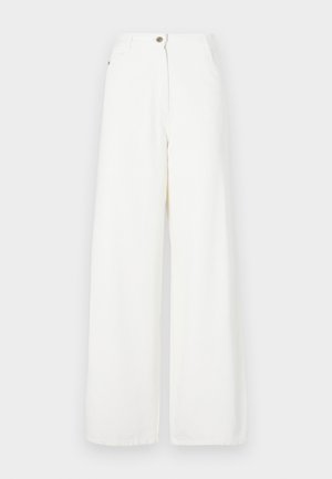 Λευκό παντελόνι σε φαρδιά γραμμή από βαμβάκι με κλείσιμο μπροστά με κουμπί, διαθέτοντας δύο πλαϊνές τσέπες και καθαρό, ακατέργαστο σχέδιο.
