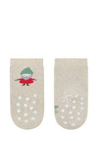 Beige Socken mit einem gestrickten Gnome-Design in Grün und Rot. Die Sohlen haben weiße, sternförmige Griffe für besseren Halt.