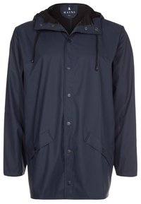 Giacca impermeabile blu con cappuccio, dotata di bottoni a pressione e tasche laterali. Etichetta del brand "RAINS" visibile all'interno del colletto.