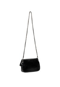 Borsa a tracolla in pelle nera con finitura texturizzata, dotata di una tracolla in catena argentata e chiusura a pattina. Forma rettangolare compatta.