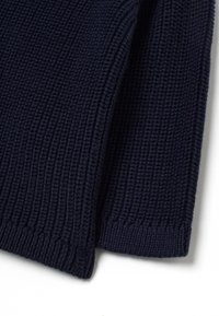 Maglione lavorato a maglia blu navy con texture a coste, caratterizzato da un orlo curvo e ampi polsini. Il materiale appare morbido e denso.