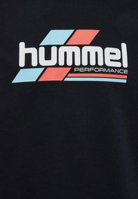 T-shirt noir avec un logo "hummel PERFORMANCE" en blanc et en couleur. Le design comprend des accents géométriques bleus et rouges.
