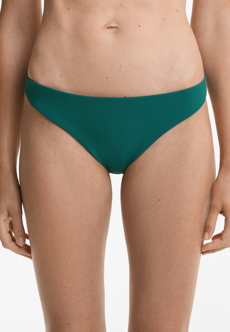Teal ribbad bikini underdel med låg midja. Har en slät textur och en design med minimal täckning. Inga synliga detaljer eller accenter.