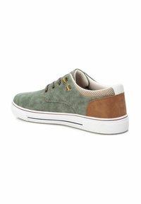 Sneaker in tela verde con dettaglio in suede marrone sul tallone, suola in gomma bianca e perforazioni beige. Presenta due occhielli gialli e lacci grigi.