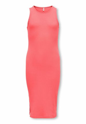 Robe midi corail sans manches à côtes avec encolure ronde et petite fente latérale, silhouette ajustée.