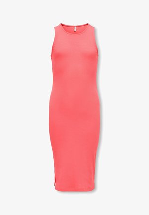Robe midi corail sans manches à côtes avec encolure ronde et petite fente latérale, silhouette ajustée.